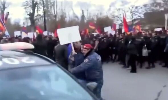 Des manifestants arméniens arrêtés près de la base militaire russe de Gyumri. 
