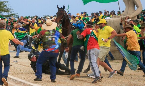 Brésil : Un officier de la police militaire tombe de son cheval lors d'affrontements.