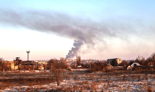 De la fumée s'élève après un bombardement à Soledar, dans l'est de l'Ukraine, dimanche. 