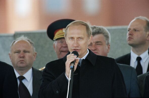 Poutine prononçant un discours en 2000