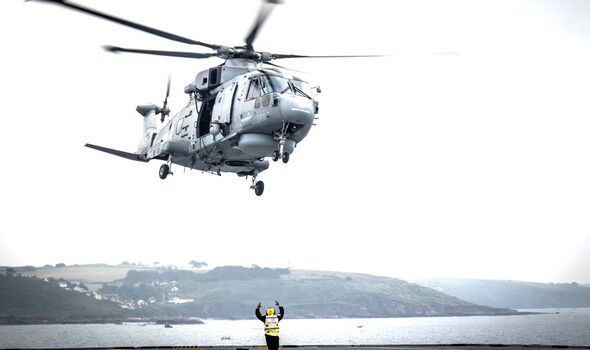 Un hélicoptère Merlin spécialisé dans la chasse aux sous-marins a été déployé avec le HMS Portland. 