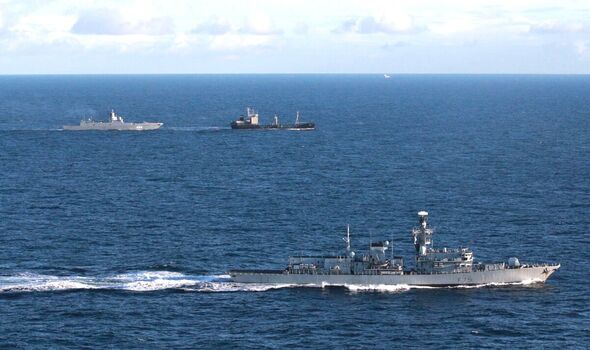 Le HMS Portland (en bas) suit l'Admiral Gorshkov et le pétrolier Kama qui l'accompagne en mer du Nord.