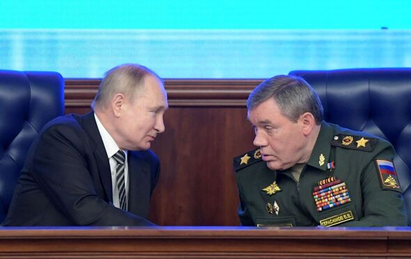 Poutine souriant à Valery Gerasimov