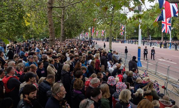 Les gens attendent dans les rues de Londres pour faire leurs adieux à...