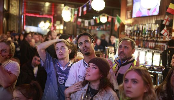 Des fans de football regardent le quart de finale de la Coupe du monde Angleterre-France à Islington.