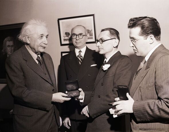 Albert Einstein remettant un prix à Gödel.