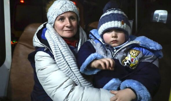 Une femme et son enfant fuient de Soledar, dans l'est de l'Ukraine. 