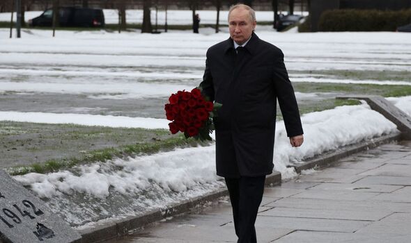 Vladimir Poutine assistant à un mémorial