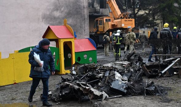 L'avion a chuté au sol, explosant dans une boule de feu à côté d'un jardin d'enfants