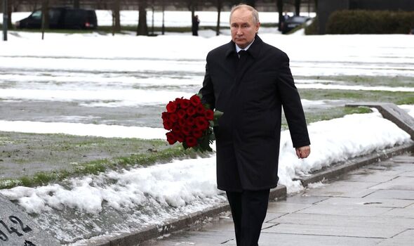 Vladimir Poutine visite un mémorial de la Seconde Guerre mondiale 