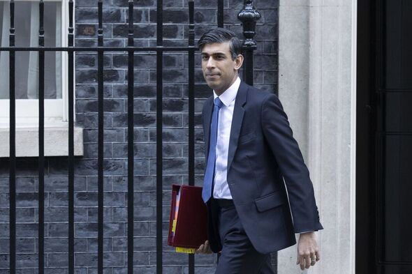 Rishi Sunak quitte Downing Street pour le PMQs.