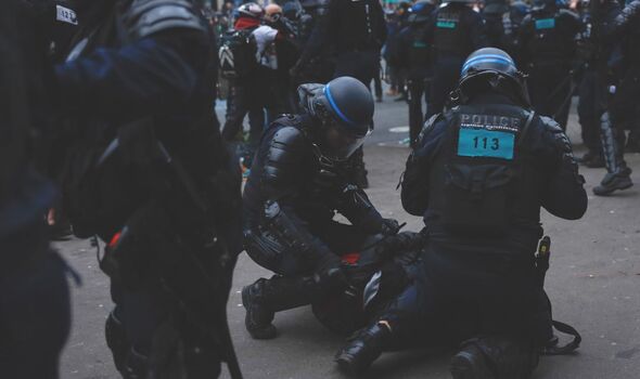 France : un policier a donné un coup de pied à l'entrejambe d'un homme de 26 ans.