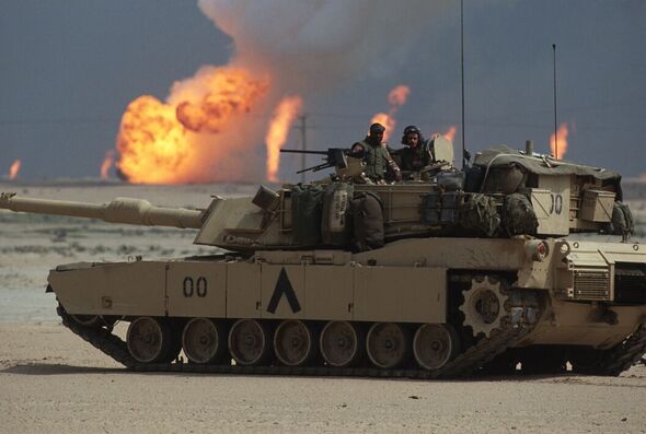 Le char américain Abrams au milieu de puits de pétrole en feu