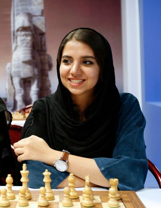 Sara Khadem jouant aux échecs