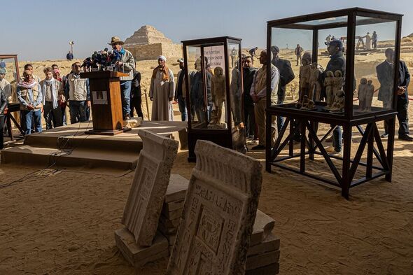 Zahi Hawass, archéologue et ancien ministre égyptien des antiquités, donne une conférence de presse dans la nécropole de Saqqara.