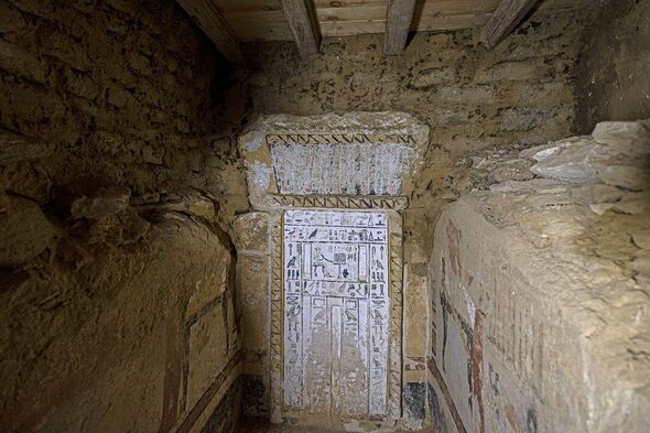 Une vue de l'intérieur de la tombe récemment découverte sur le site archéologique de Saqqara.