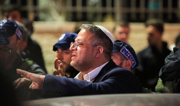 Le ministre israélien de la Sécurité nationale Itamar Ben-Gvir (C) à...
