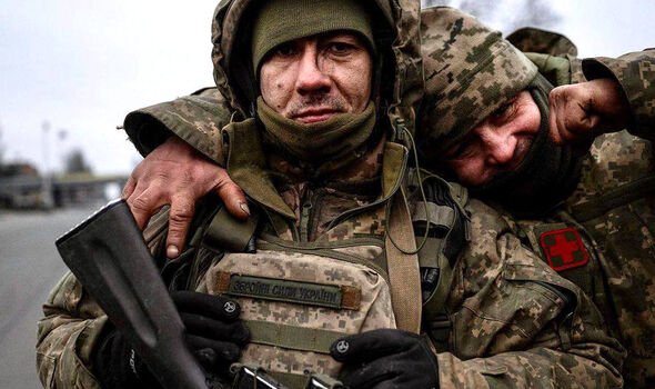 Des soldats ukrainiens se rassemblent près des lignes de front dans l'est de l'Ukraine 