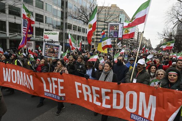 Des manifestants défilent à Washington DC pour montrer leur solidarité avec les manifestants iraniens