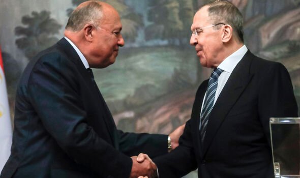 Le ministre égyptien des Affaires étrangères, Sameh Shukri, serre la main de Sergueï Lavrov 