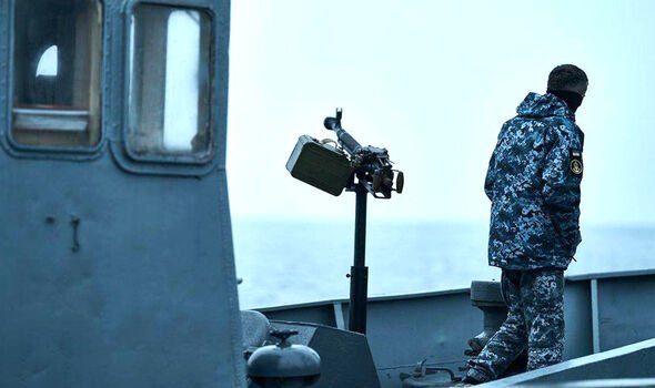 Un marin ukrainien explore l'horizon à la recherche de navires russes 