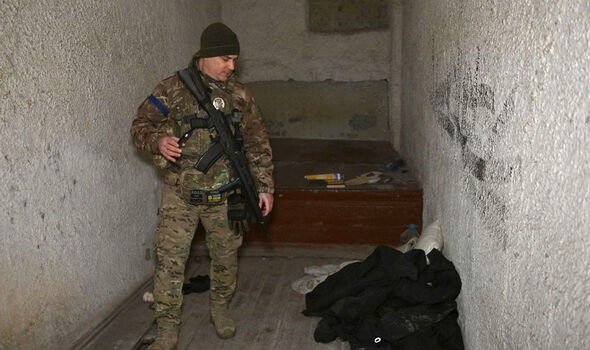 Un soldat ukrainien inspecte une ancienne chambre de torture à Kherson utilisée par la Russie 