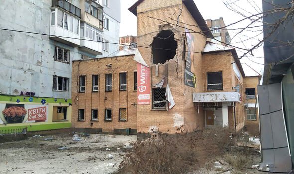 Les frappes russes font un trou dans le bâtiment d'un village de l'est de l'Ukraine 