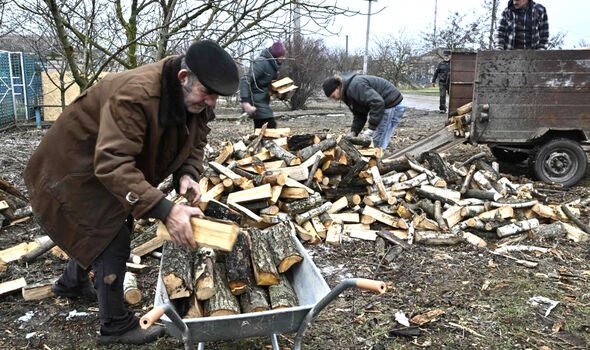Des civils ukrainiens à Kherson ramassent du bois pour chauffer leurs maisons 