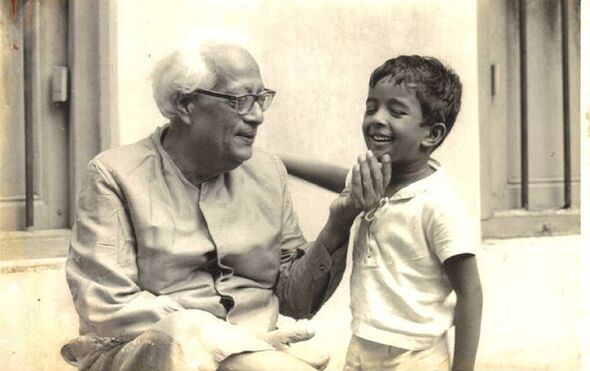 Le professeur Bose et son petit-fils dans les années 70
