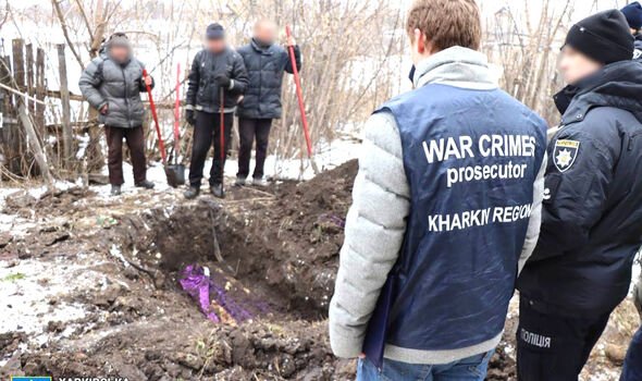 Des inspecteurs exhument le corps d'une femme de 59 ans tuée par des soldats russes pendant leur occupation