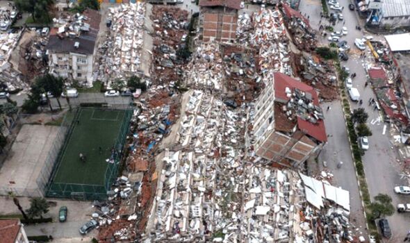 Une vue aérienne des débris d'un bâtiment effondré après un séisme de magnitude 7,7 a frappé Hatay