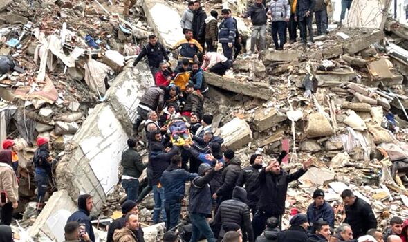 De nombreux civils dormaient lorsque le tremblement de terre a frappé 