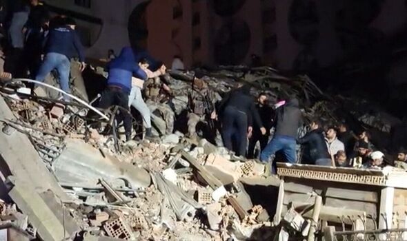 Les services d'urgence turcs fouillent les décombres 