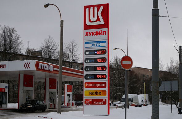 Le logo de Lukoil devant une station-service à Saint-Pétersbourg...