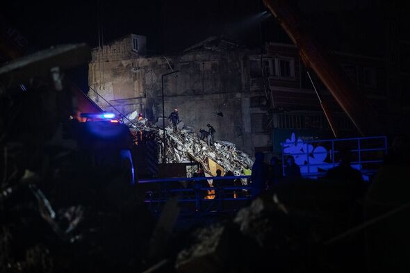 Des secouristes se rendent sur les lieux d'un bâtiment effondré le 06 février 2023 à Iskenderun Turquie
