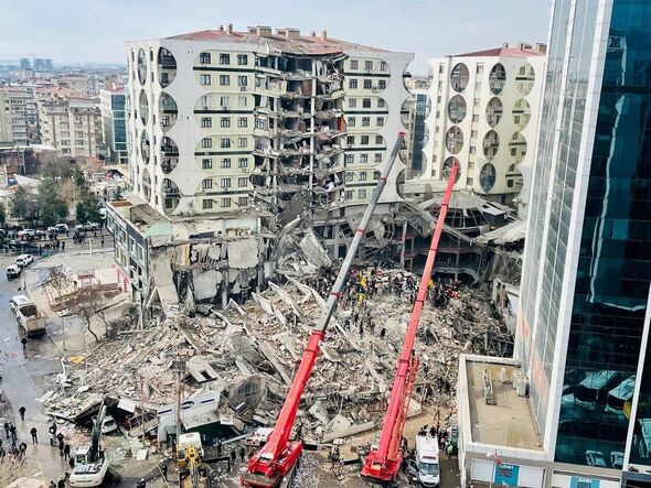 Une vue du centre d'affaires Galeria effondré à Diyarbakir