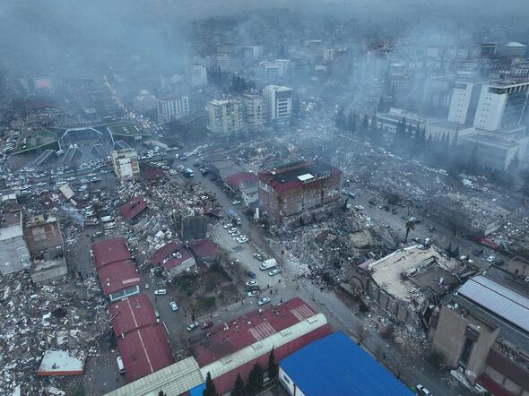Conséquences montrant des bâtiments résidentiels en ruine à Maraş
