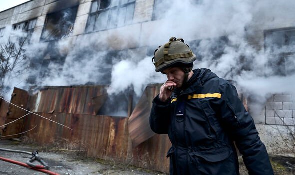 Un pompier du Service d'urgence de l'État ukrainien fait une pause après les bombardements russes à Kherson 
