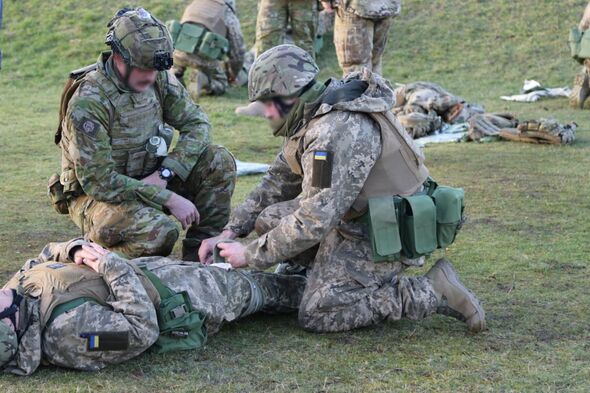 Les troupes ukrainiennes administrent la RCR à un autre soldat dans le cadre d'un entraînement militaire au Royaume-Uni 