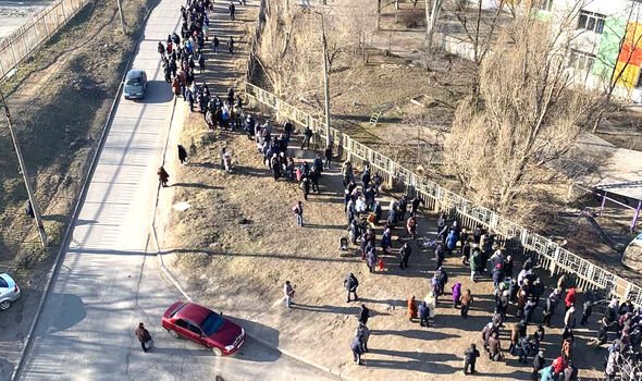 Les Ukrainiens font la queue pour du pain à Marioupol 