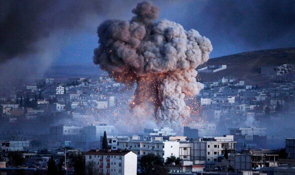 Une explosion alors que les forces combattent ISIS.
