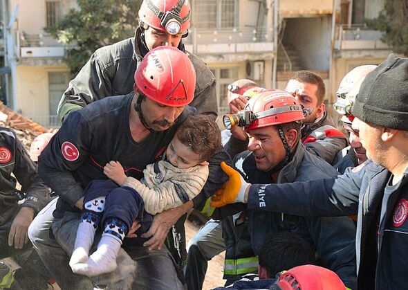 Des survivants du tremblement de terre secourus à Hatay en Turquie