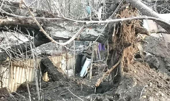 Une maison est détruite après les frappes russes ce matin à Zaporizhzhia 