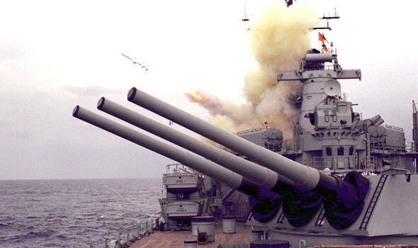 Un navire de guerre américain lance un missile de croisière anti-navire Harpoon