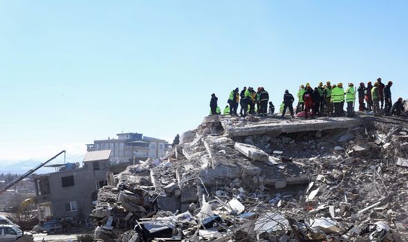 Les sauveteurs évaluent les dégâts causés à Gaziantep, en Turquie