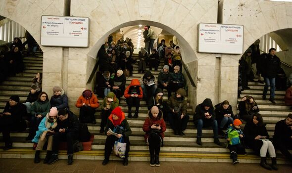 Des habitants de Kyiv se réfugient dans une station de métro pendant une alerte aérienne