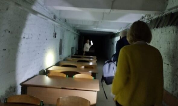 Ukraine : les enseignants montrent un abri où les cours ont lieu pendant les raids de missiles russes