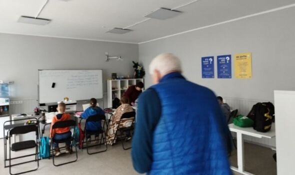 Ukraine : le collecteur de fonds britannique Robin Jowit se rend dans une classe lors d'une visite scolaire