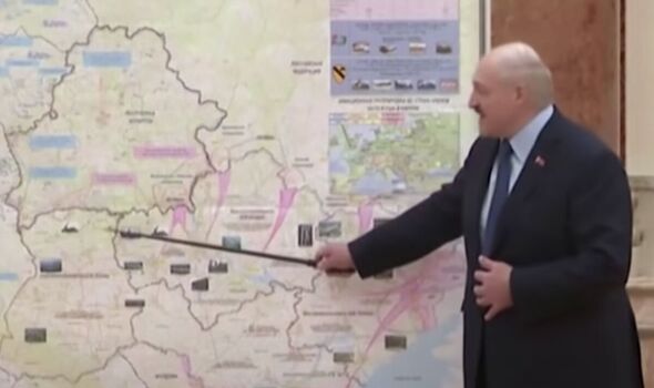 Loukachenko photographié avec une carte de l'Ukraine
