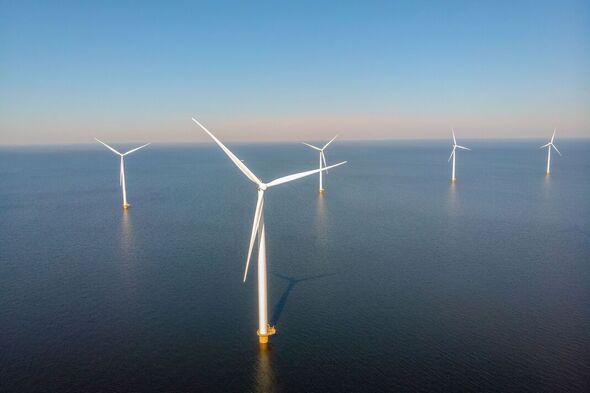 Ferme d'éoliennes dans le Noordoostpolder aux Pays-Bas, énergie verte, éolienne en mer et sur terre.
